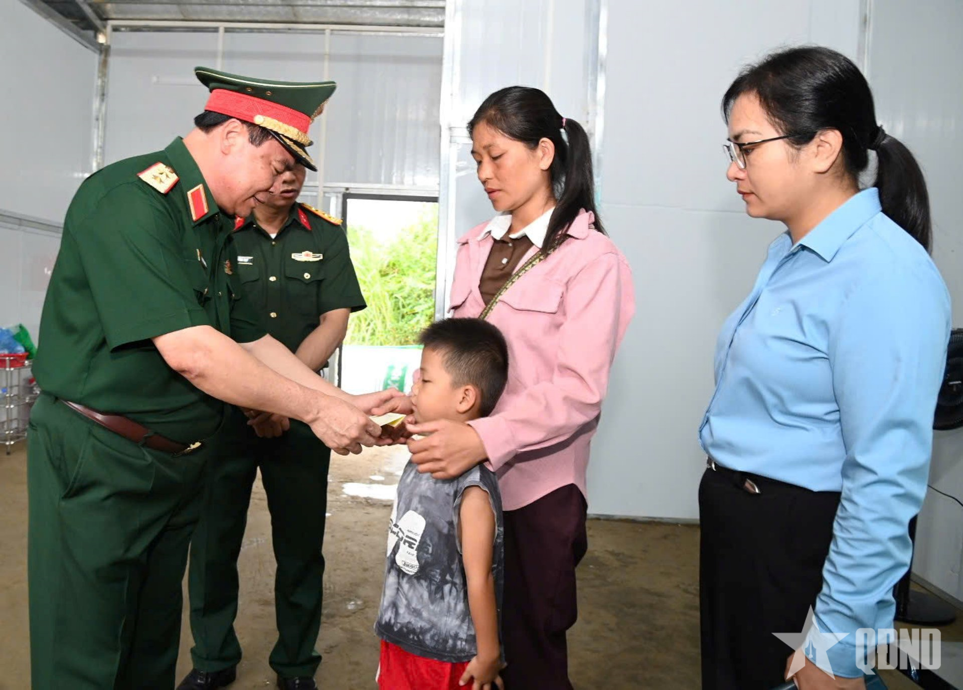 Trung tướng Phạm Đức Duyên thăm, tặng quà, động viên các lực lượng thi công khu tái định cư tại xã Mường Than